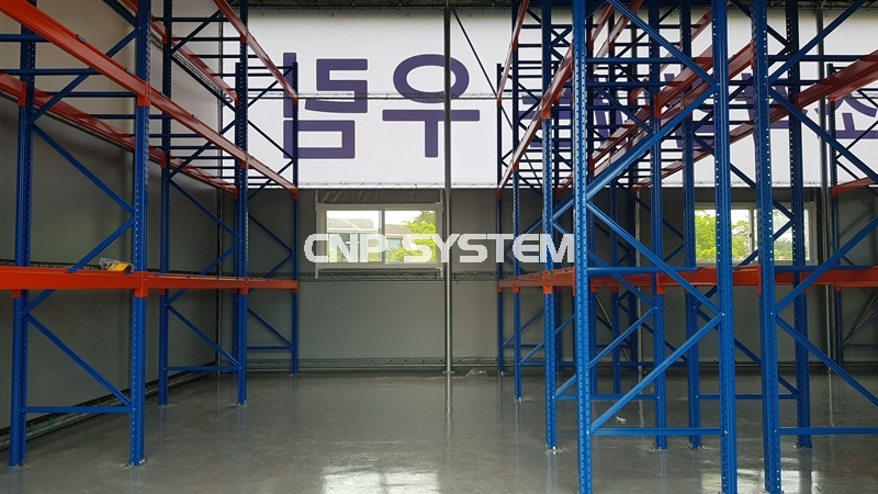 파렛트랙은  3S 4단으로 적재가 가능한 제품 입니다.
파렛트랙의 기본 색상인 오렌지와 블루로 시공 들어갔습니다.