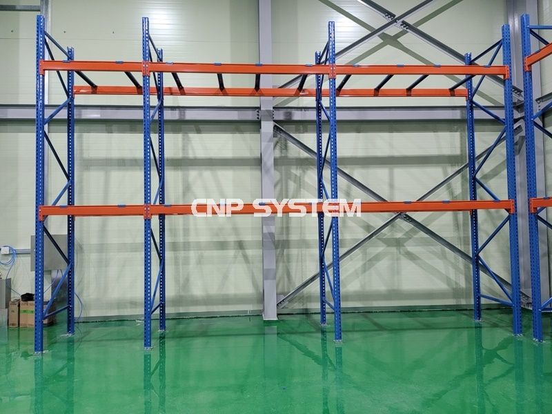 타이빔 형태의 파렛트랙은 로드빔 위에 타이빔이 걸리는 형태입니다.

현재 보여드리는 현장은 기본인 타이빔 4EA입니다.

파렛트의 종류, 크기, 사양에 따라 타이빔 갯수 추가 가능합니다.