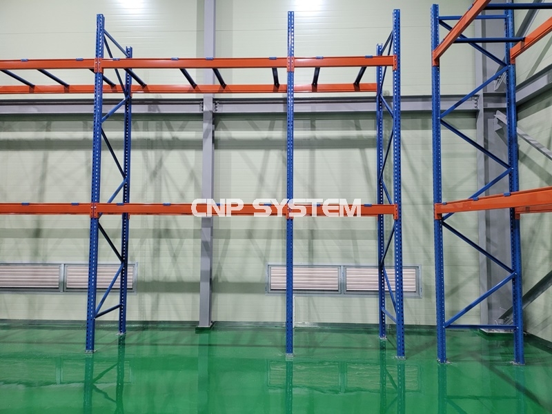 파렛트랙은 파렛트를 통째로 적재 가능하여 상하차의 

시간을 절감할 수 있습니다.

또한 앙카볼트로 고정하기 때문에 이전 설치가 용이합니다.