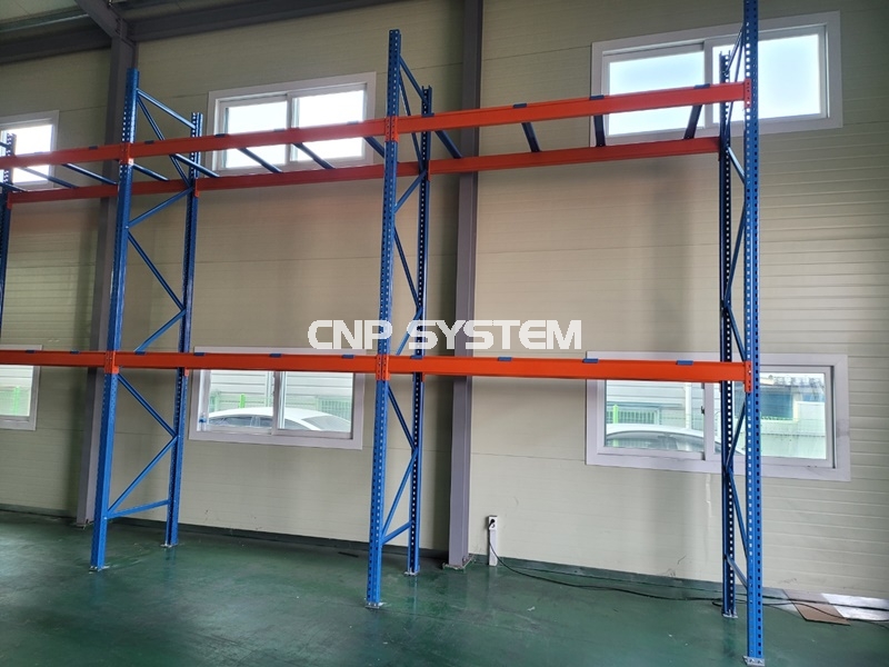 이번 파렛트랙은(W) 2585mm*(D)1000mm*(H)4500mm 2S 3단 으로 시공하였습니다.

독립 2대, 연결7대로 타이빔 형태의 파렛트 랙입니다.