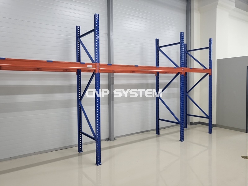 위 파렛트랙의 사양은

 3585(w)*1700(D)*2500(H) 1S 2단

1885(w)*1700(D)*2500(H) 1S 2단입니다. 

​

일반 기성품 사이즈보다 넓고 깊은 사이즈

이기 때문에 로드 빔을 150 BAR로

시공하였습니다.

로드 빔의 종류는 100,125,150 BAR가 있습니다.

로드빔 의 사양이 높을수록 단당 적재 가능한

무게가 올라갑니다.

1톤~3톤까지 적재되는 무게에 따라

로드 빔을 선택할 수 있습니다.