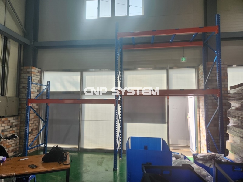위 사진은 인천 파렛트랙 시공 사진이며,

2585(W)*1000(D)*4000(H)

2S 3단과 2500(H) 1S 단으로

시공한 사진입니다.