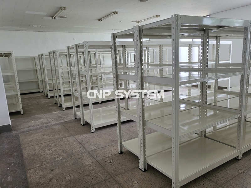 예를 들어 2100(H) 4S 3단을 원하시는데

단당 높이가 700이라고 한다면

선반의 높이를 반영하여 700(H)가 나올 수 없습니다.